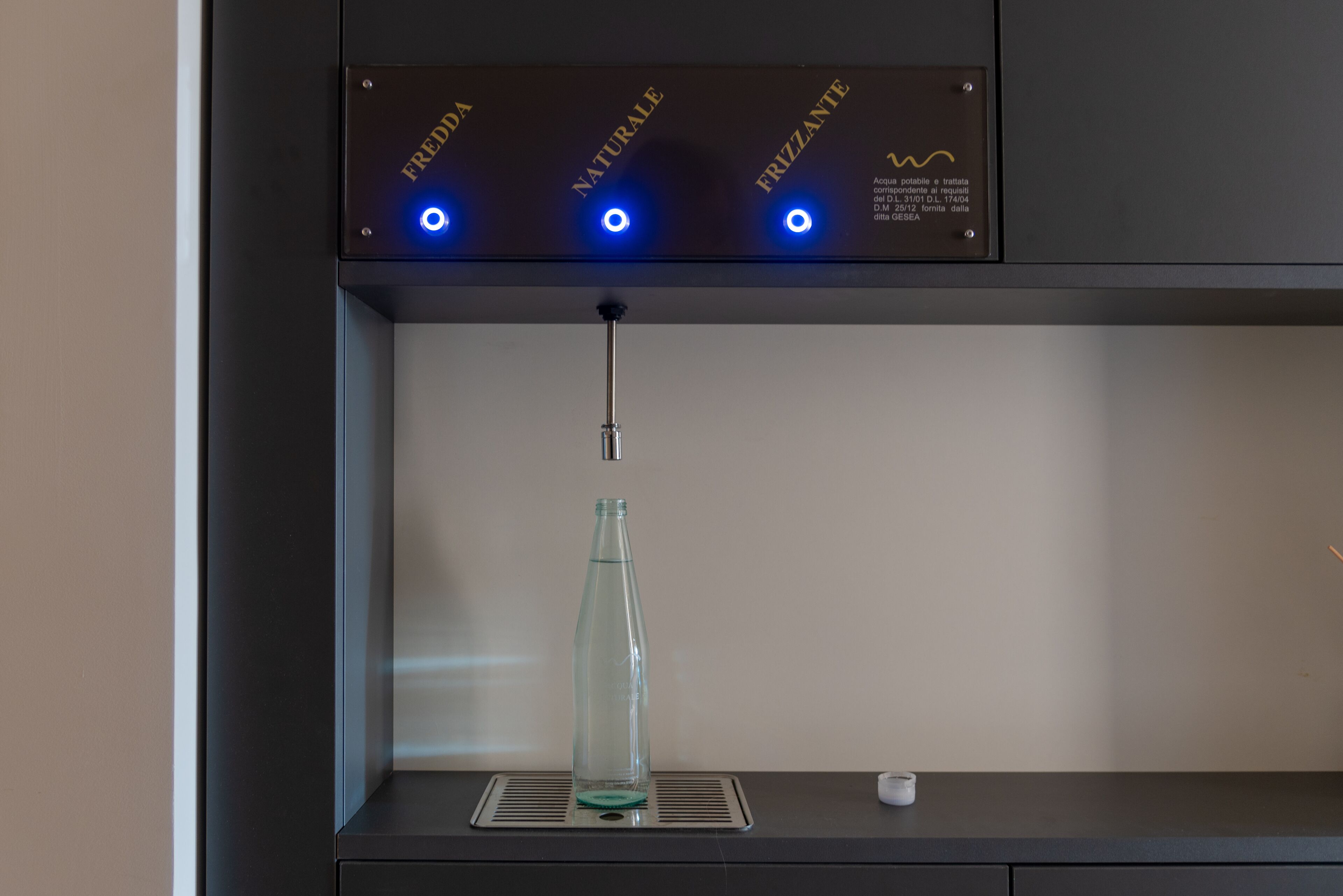 Un distributeur d’eau avec trois réglages : Fredda, Naturale et Frizzante.