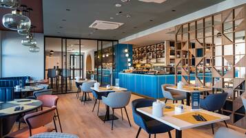 Aperto a colazione e pranzo, cucina italiana, con tavoli all'aperto