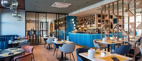 Petit déjeuner et déjeuner servis sur place, restauration en plein air
