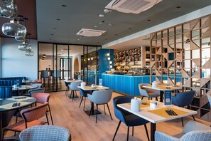 供應早餐、午餐和晚餐,義大利料理,露天餐廳