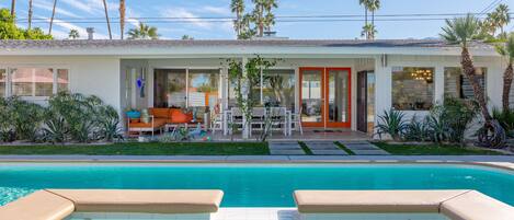 Een verwarmd zwembad