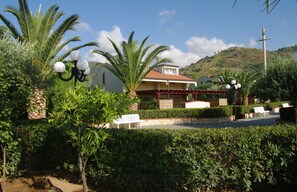 Apartamento, 2 habitaciones, fumadores, patio | Jardines del alojamiento