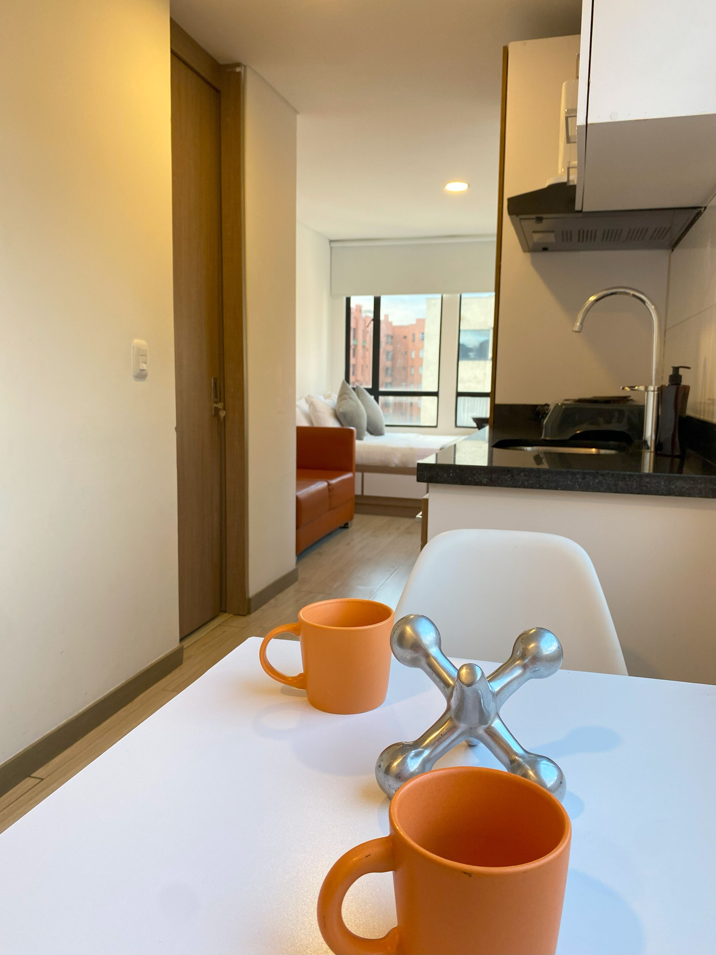 Estudio Premium | Escritorio, sistema de insonorización, wifi gratis y ropa de cama