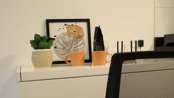 Estúdio básico, 1 cama de solteiro grande | Escrivaninha, quartos à prova de som, Wi-Fi de cortesia, roupa de cama