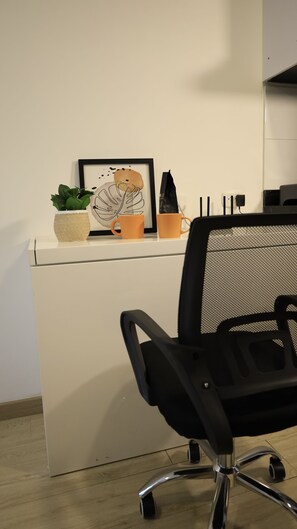 基本開放式客房, 1 張小型雙人床 | 書桌、隔音、免費無線上網、床單