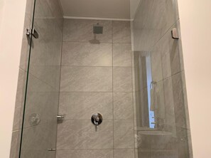 Standard-Studio | Badezimmer | Dusche, kostenlose Toilettenartikel, Handtücher, Seife