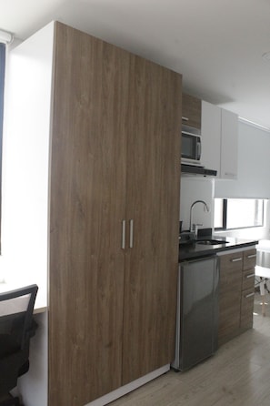 Premium Studio | Private kitchen | Full-sized fridge, microwave, stovetop, cookware/dishes/utensils - Connect Bogota (Bogotá)