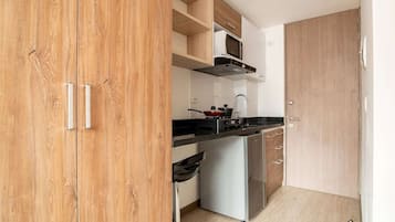 Estúdio standard | Cozinha privada | Geladeira grande, micro-ondas, cooktop