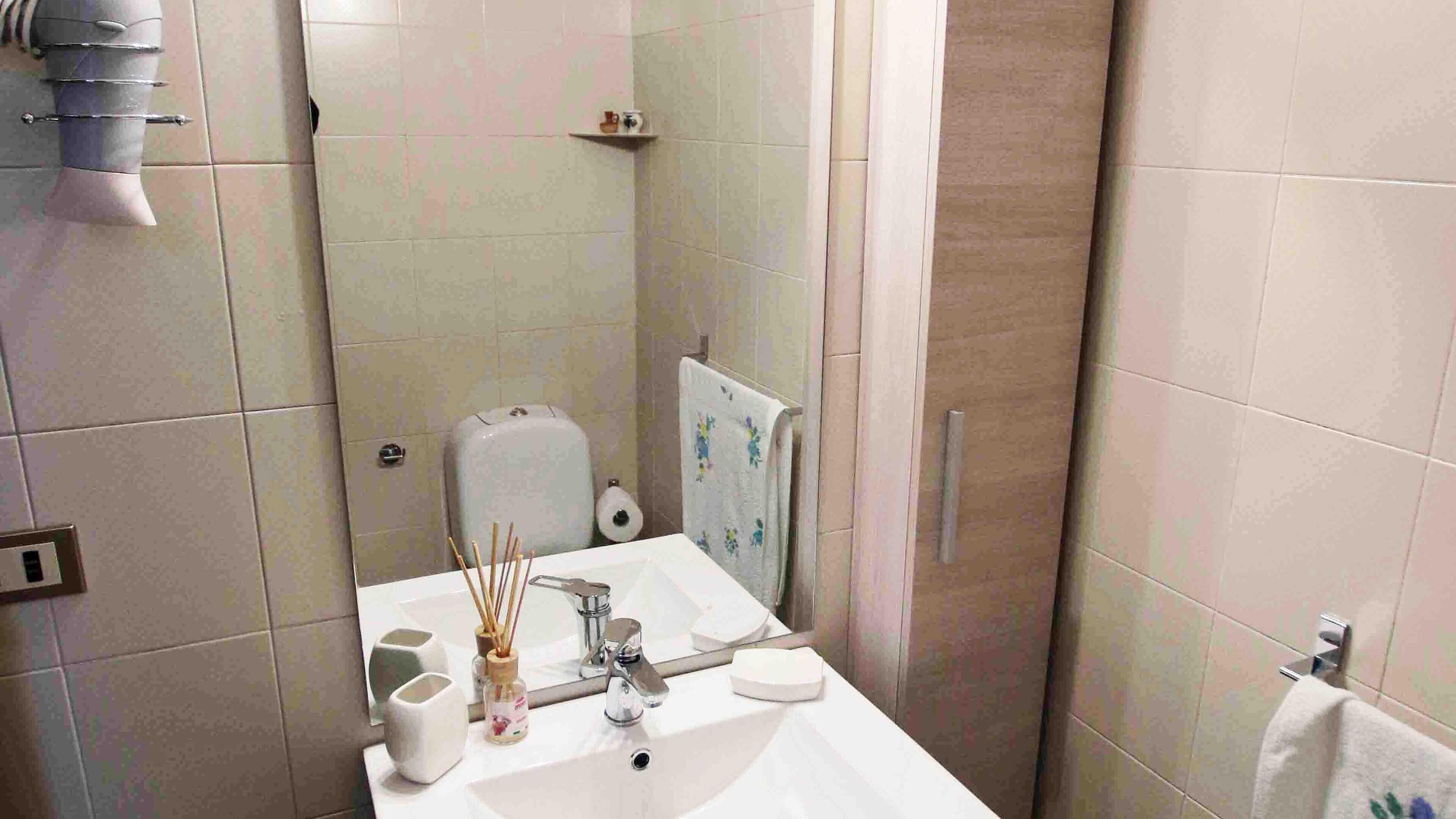 Studio, Multiple Bedrooms, Accessible, Smoking | Bathroom | Combined shower/bathtub, hair dryer, towels, soap