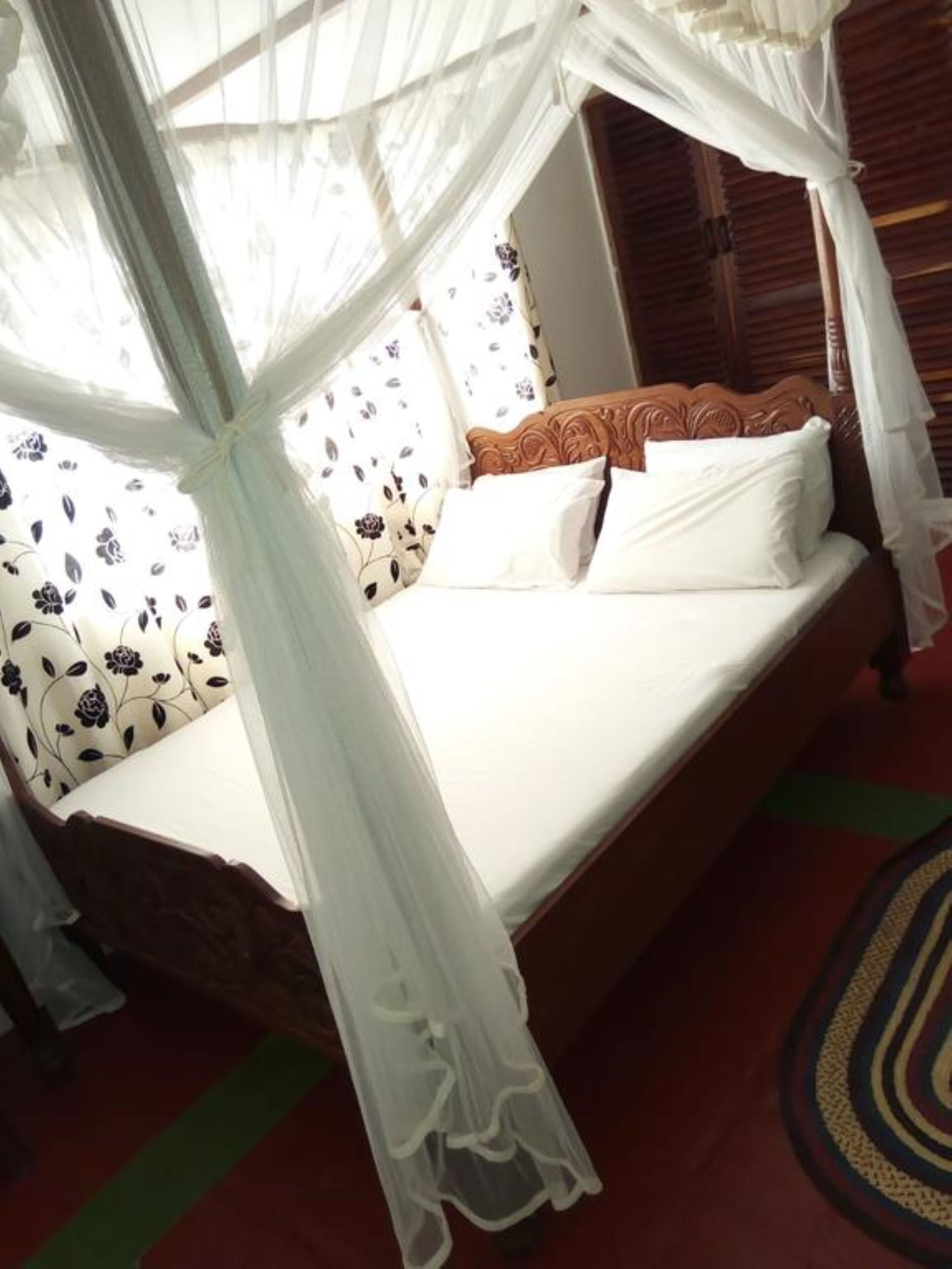 Escritorio, wifi gratis y ropa de cama 