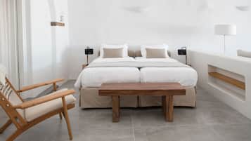 Cave Design House, Hot Tub (Caldera View) | 1 bedroom, Egyptian cotton sheets, premium bedding, down duvets