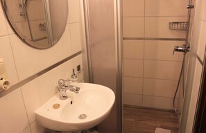 Apartment | Bathroom | Shower, hair dryer, towels - Ferienwohnung Sommerwiese (Lübbenau/Spreewald)
