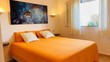 3 bedrooms, iron/ironing board, internet, bed sheets