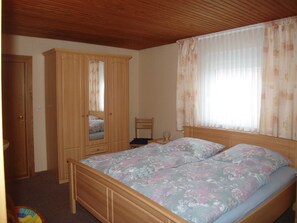 2 Schlafzimmer, Reisekinderbett, WLAN, Bettwäsche