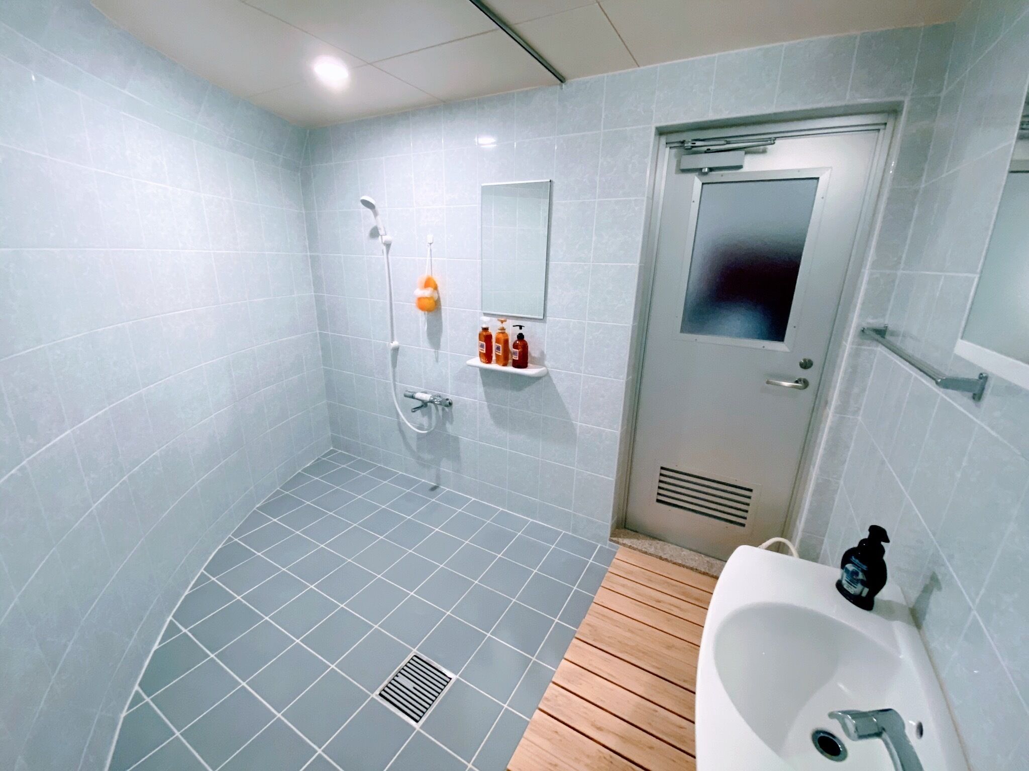 Hair dryer, towels