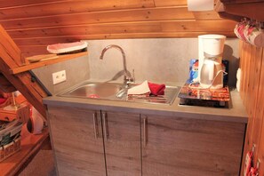Fridge, oven, stovetop, coffee/tea maker