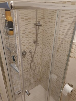 Chambre, 1 chambre, balcon | Salle de bain