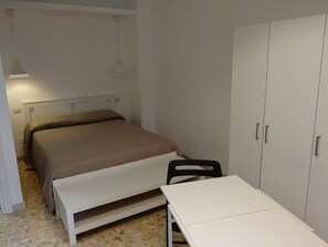 Zimmer, 1 Schlafzimmer, Balkon | 1 Schlafzimmer
