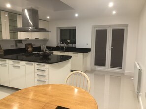 فطور أوروبي مجانًا يوميًا