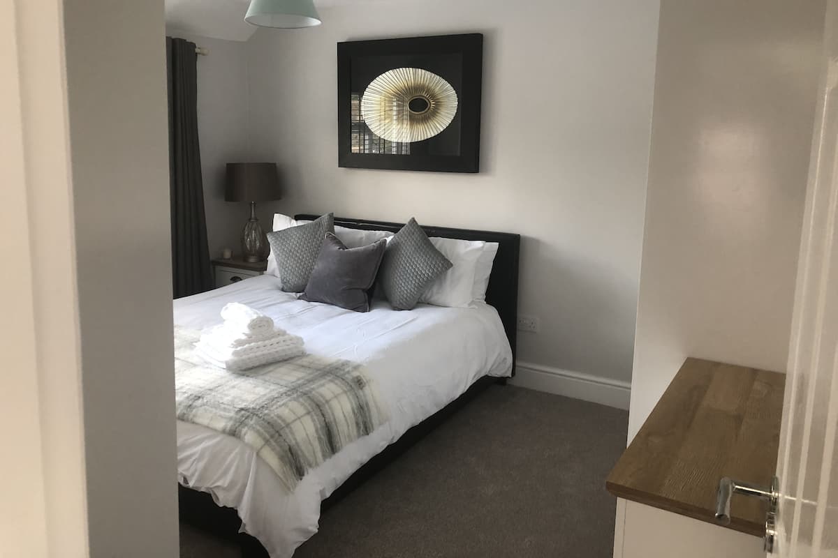 Chambre Double Deluxe | Fer et planche à repasser, Wi-Fi gratuit, draps fournis