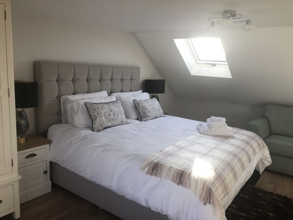 مكواة/لوح كي وو�اي فاي مجانًا وملاءات أسرّة