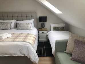 Habitació triple superior | Planxa i posts de planxar, wifi gratuïta i roba de llit 