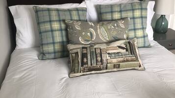 Small Double Room, Shared Bathroom | Room amenity