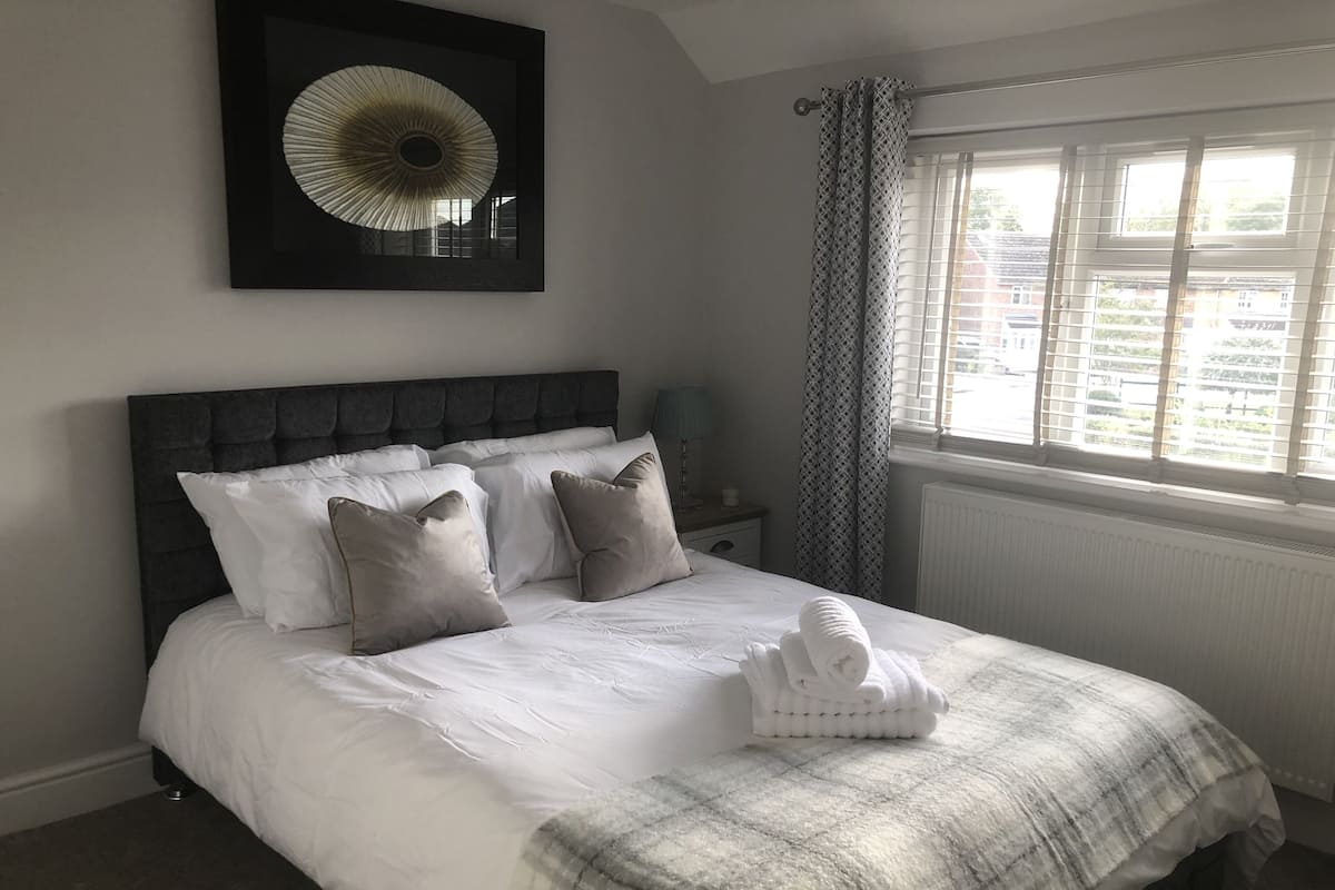 Chambre Double, salle de bains commune | Fer et planche à repasser, Wi-Fi gratuit, draps fournis