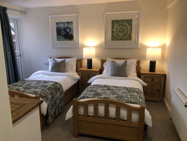 Deluxe Twin Room, Shared Bathroom | Iron/ironing board, free WiFi, bed sheets - South Avenue B&B (Kidlington)