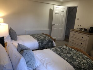 Deluxe Twin Room, Shared Bathroom | Iron/ironing board, free WiFi, bed sheets - South Avenue B&B (Kidlington)