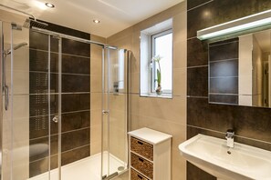 Basic Penthouse, Ensuite, Golf View (Penthouse) | Bathroom - The Penthouse @ Carus Green (Kendal)
