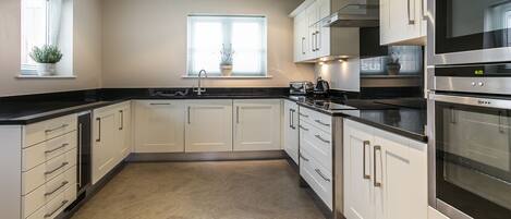 Basic Penthouse, Ensuite, Golf View (Penthouse) | Shared kitchen | High chair