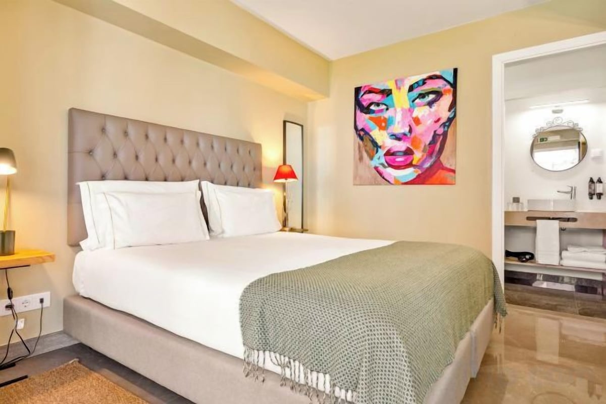 Ropa de cama hipoalergénica, minibar, caja fuerte y escritorio