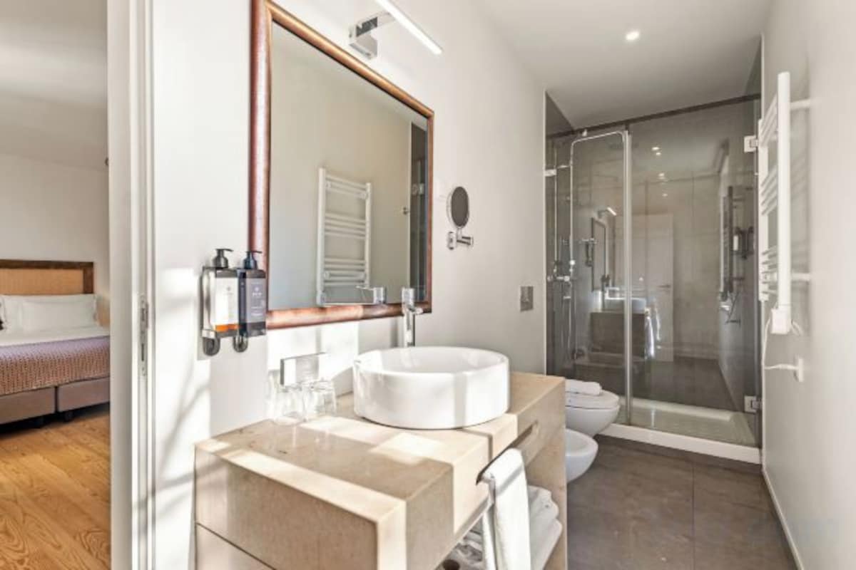 Baño | Ducha, artículos de higiene personal gratuitos y secador de pelo