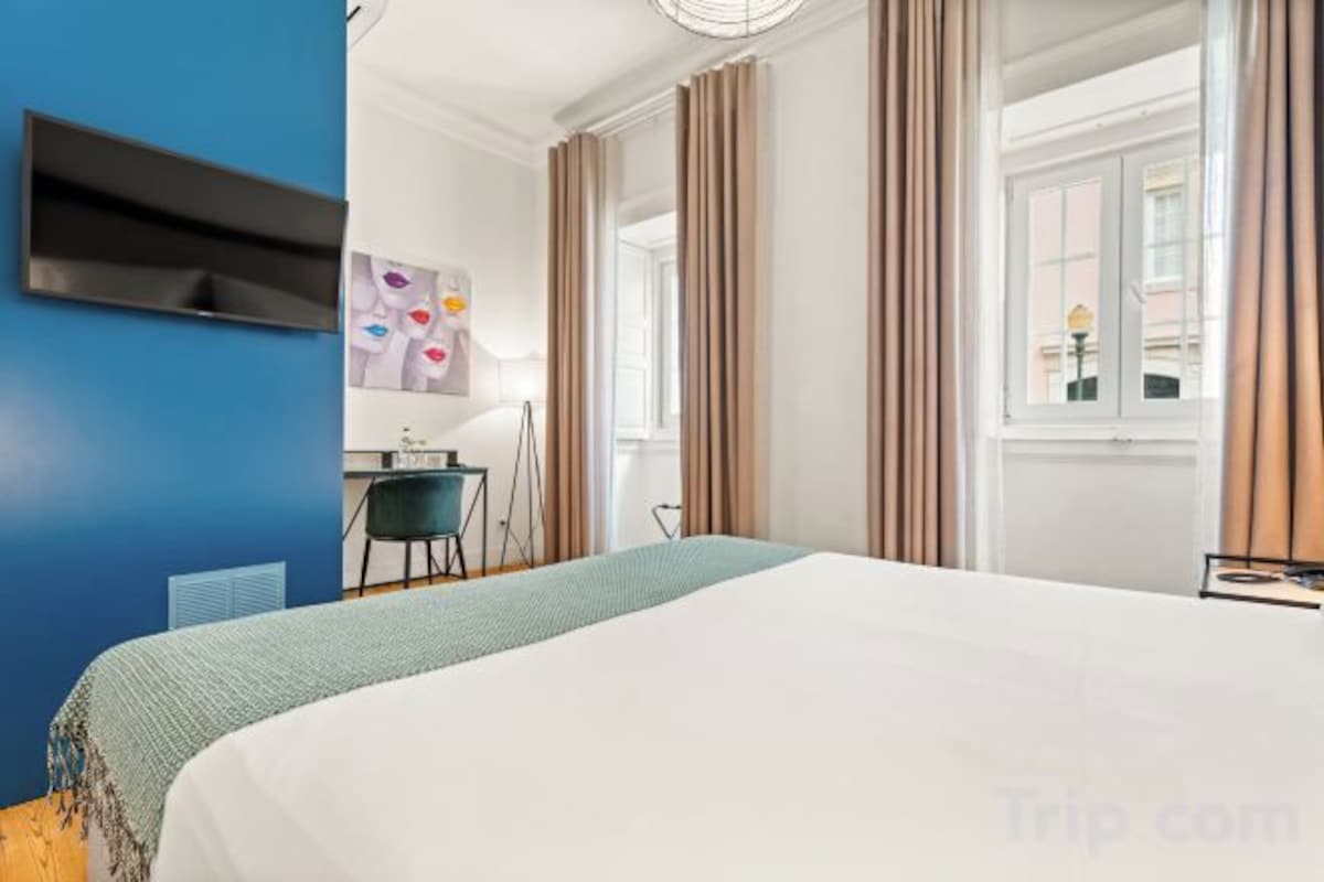 Ropa de cama hipoalergénica, minibar, caja fuerte y escritorio