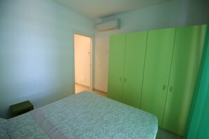 Appartement, 2 chambres, balcon, vue océan | 2 chambres, fer et planche à repasser, lit parapluie, Wi-Fi