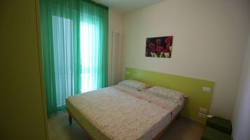 Apartemen, 2 kamar tidur, balkon, pemandangan samudra | 2 kamar tidur, setrika/meja setrika, tempat tidur bayi, dan Wi-Fi