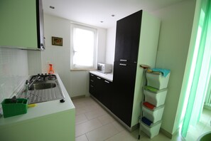 Appartement, 2 chambres, balcon, vue océan | Cuisine privée | Réfrigérateur, micro-ondes, lave-vaisselle, congélateur