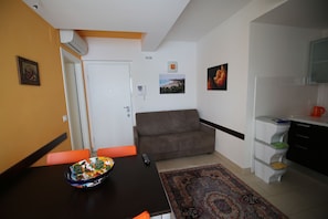 Appartement, 2 chambres, balcon | Restauration