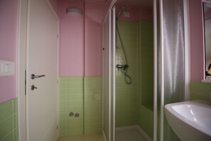 Apartment, 2 Schlafzimmer, Balkon | Badezimmer | Haartrockner