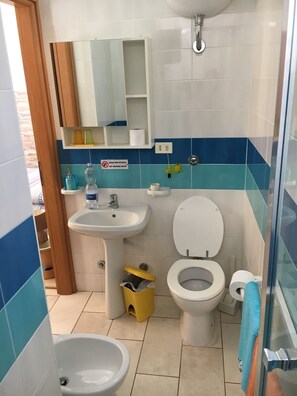 Kamar, 1 kamar tidur, balkon, pemandangan kebun | Kamar mandi