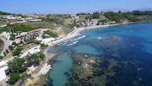 A coastal town with a beach, boats, and residential buildings. - Holiday House With Panoramic View, Balcony, Wifi, and Near the Sea (Valderice)