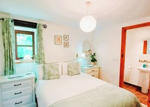 2 chambres, fer et planche à repasser, accès au Wi-Fi (inclus)