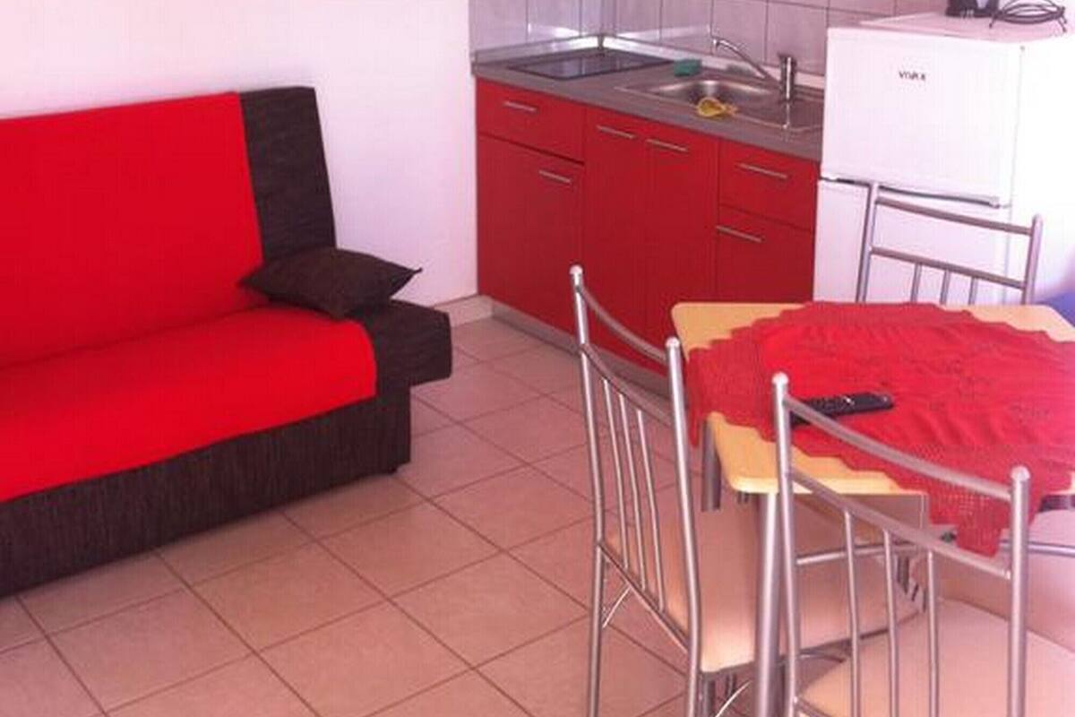 Apartment, 1 Bedroom (Red) | Private kitchenette