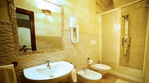 Dutxa, articles de tocador gratuïts, assecador de cabells i bidet