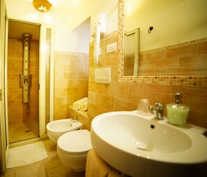 Classic Double Room | Bathroom - B&B Del Castelvecchio (Matera)