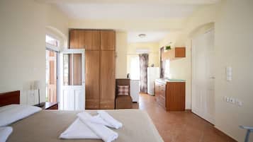 House, Sea View, Beachfront | Private kitchenette | Fridge, stovetop, coffee/tea maker, electric kettle