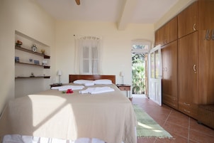 1 habitación, sistema de insonorización y tabla de planchar con plancha