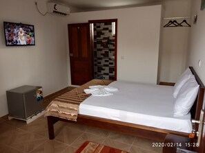 Tabla de planchar con plancha, wifi gratis y ropa de cama
