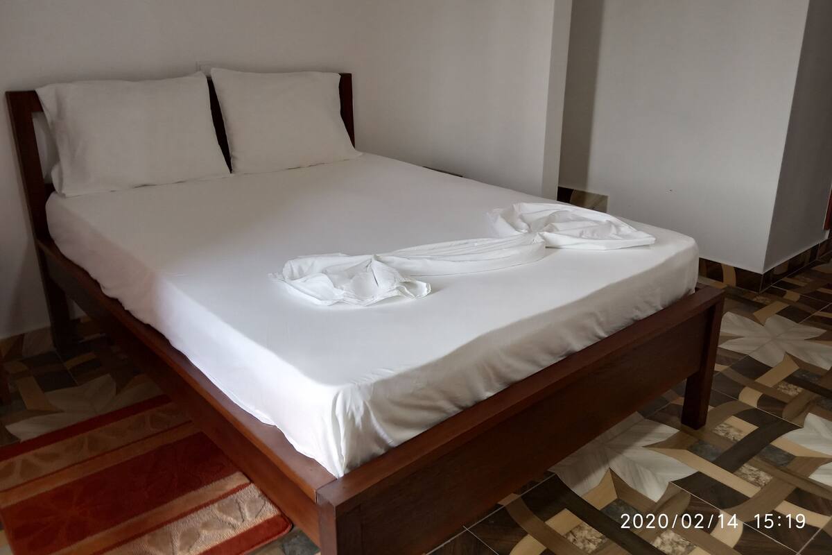 Tabla de planchar con plancha, wifi gratis y ropa de cama